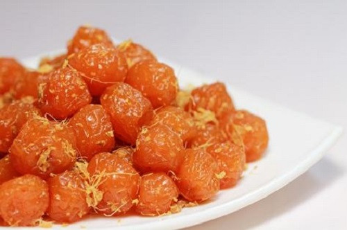 5. Muối ô mai. Nguyên liệu: Muối, ô mai mơ, nước ô mai ngâm, ớt bột, đường. Ô mai quả bỏ hạt, thái nhỏ sau đó đem xay nhuyễn. Đổ nước ngâm ô mai (hoặc nước mơ ngâm) vào. Rang cho muối khô. Ảnh: Lamsao.com.