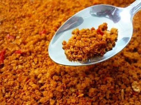 Cho tôm đã ướp vào máy xay cho bông lên. Cho phần tôm đã xay vừa rồi trộn cùng với lượng muối, ớt bột, đường, tiêu đã chuẩn bị vào đảo đều. Sau khi đã trộn đều các nguyên liệu, bạn cho từng phần nhỏ muối tôm vào chảo rang khô. Để nguội là có thể dùng được. Ảnh: youtube.com.