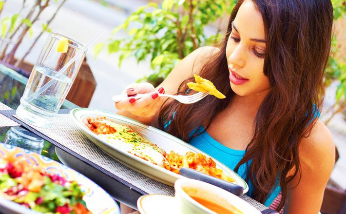 8. Ăn chậm. Hãy nhai thật nhuyễn trước khi nuốt, bạn sẽ hấp thu dưỡng chất tốt hơn, nhanh hơn, dạ dày ít vận động nhiều hơn, nhai kỹ no lâu, bạn sẽ không thể nói quá nhiều dẫn tới nuốt nhiều khí vào bụng, dễ khiến bụng to hơn. Ảnh: thanhnien.vn.