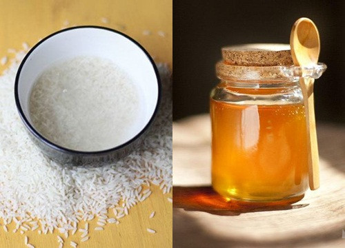 Pha chế hỗn hợp giúp tái tạo làn da từ nước cơm và mật ong. Chuẩn bị: 3 thìa cà phê nước cơm, 1 thìa cà phê mật ong. Trộn đều nước cơm và mật ong để tạo thành hỗn hợp đồng nhất. Ảnh: KhangNhien.Com.