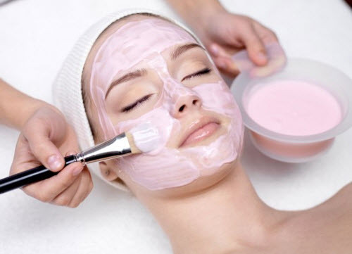 Rửa sạch mặt, massage nhẹ nhàng. Sau khi lớp thứ nhất khô, bạn hãy thoa thêm một lớp nữa lên. Nằm thư giãn khoảng 20-30 phút thì rửa sạch mặt với nước mát. Ảnh: kenhphunu.com.