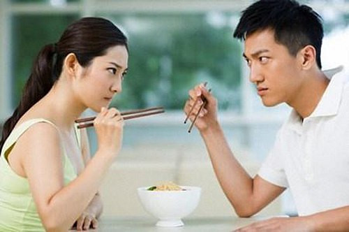Chưa kể, hình ảnh của cha hay mẹ sẽ bị “xấu đi”, sẽ không còn là tấm gương của trẻ. Điều này sẽ khiến cho việc dạy con gặp khó khăn. Ảnh: Vietgiaitri.com.