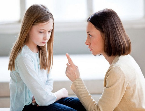 Việc chê trách trẻ trước mặt người khác chỉ khiến cho trẻ bị tổn thương, ngang bướng, chống đối, nổi loạn nếu trẻ đã lớn và tự ti khi trẻ còn nhỏ. Ảnh: Yeutre.vn.
