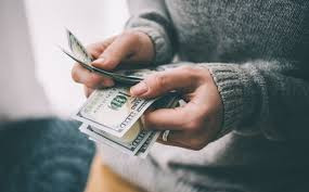 7. Tính toán tiền bạc trước mặt con: Cha mẹ phê phán lẫn nhau cách tiêu tiền, cách kiếm tiền hay dùng tiền biếu ông bà, biếu sếp, biếu người quen… Việc tính toán tiền bạc trước mặt trẻ khiến trẻ hình thành tính cách coi trọng đồng tiền, trở nên thực dụng hơn. Ảnh: Soha.vn.