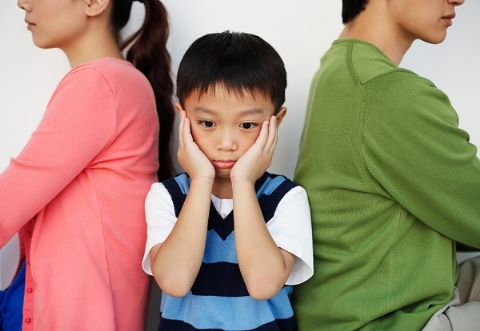 6. Cha mẹ nói dối nhau hoặc nói dối người khác: Nếu việc này được lặp đi lặp lại thì trẻ sẽ mặc định rằng nói dối chẳng có gì là xấu cả, lâu dần hình thành nên tính nói dối ở trẻ em. Ban đầu là nói dối cha mẹ, sau là với mọi người xung quanh. Ban đầu là nói dối việc nhỏ, sau là việc lớn. Ảnh: Xaluan.com.