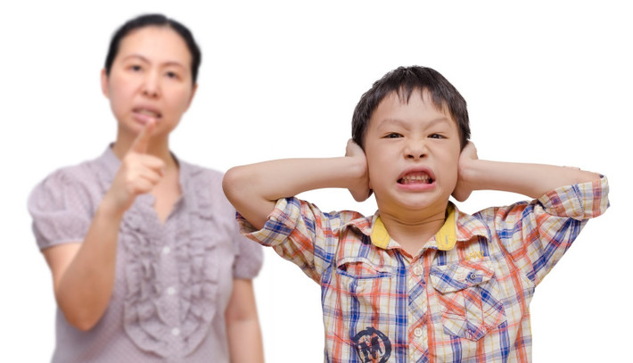 5. So sánh, chỉ trích con trước mặt mọi người: Điều cha mẹ cần làm là cố gắng khuyến khích trẻ làm được những điều trẻ đang yếu và phát huy những điều trẻ đã làm được. Ảnh: VietNamMoi.vn.