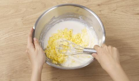 Cho bột nghỉ 10 phút. Dùng nĩa tán nhuyễn phô mai, bào lát bắp Mỹ. Trộn đều phô mai & bắp.