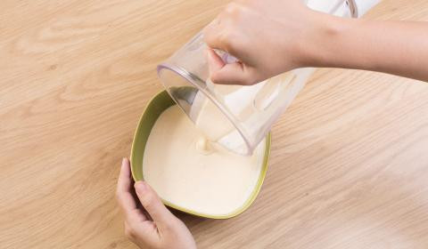 Cà chua cắt làm đôi, cho vào khay, đổ dầu oliu vào và nướng ở 150 độ C khoảng 20 phút. Tán mịn phô mai. Ảnh: conbocuoi.com.vn.