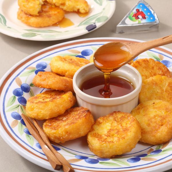 Trộn đều 2 hỗn hợp phô mai bắp và bột. Nêm ½ m muối, ít hương vani. Ảnh: conbocuoi.com.vn.