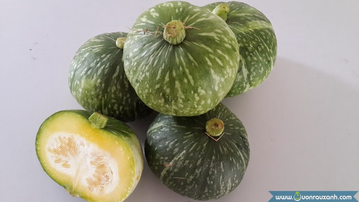 2. Thịt gà hầm bí đỏ. Nguyên liệu: Gà ta, bí đỏ, đậu Hà lan, nước dừa tươi, hành khô, tỏi, gừng, gia vị. Thịt gà rửa sạch, chặt miếng nhỏ vừa ăn, cho vào nước sôi luộc sơ rồi vớt ra để nguội. Ảnh: vuonrauxanh.com.