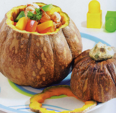 Đậu Hà Lan luộc sơ, vớt ra để riêng. Cho gà và đậu vào trong quả bí đỏ,rưới nước cốt dừa và hành, tỏi, gừng băm lên trên rồi đem hầm hoặc hấp cách thủy khoảng 20 – 30 phút. Ảnh: cachlammoi.com.
