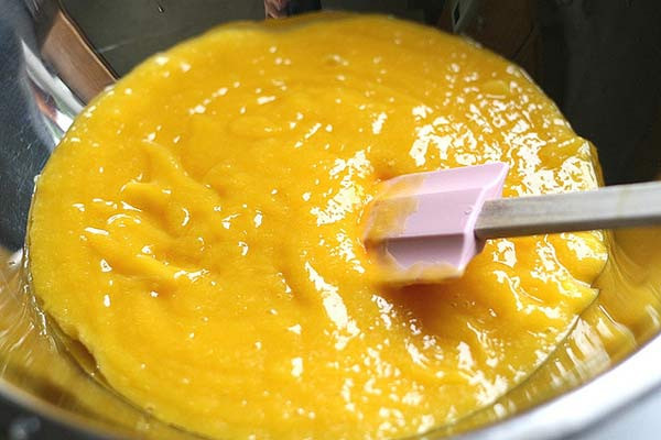 Thêm 2 muỗng canh nước đường vào bát. Đánh đều chúng lên. Tiếp tục, với 2/3 bát sữa chua, trộn với số nước đường còn lại. Cho cả 2 bát vào trong tủ lạnh từ 30-60 phút cho chúng đặc lại. Ảnh: vatgia.com.
