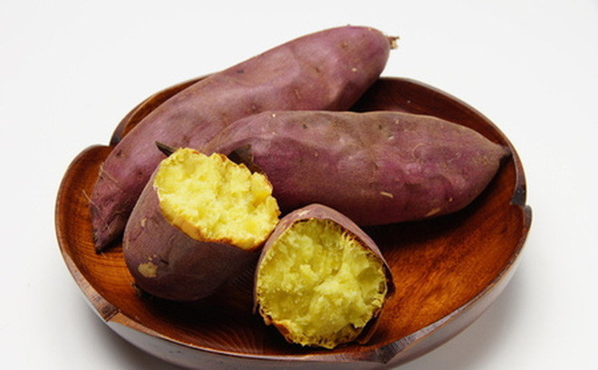 2. Bánh khoai lang kén. Nguyên liệu: Khoai lang, bột năng, sữa tươi, đường cát, mè đen, dầu chiên. Khoai lang nấu chín lột vỏ tán nhuyễn. Cho bột năng, đường, và sữa tươi vô nhồi tiếp. Ảnh: soha.vn.