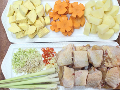 3. Cà ri gà. Nguyên liệu: Thịt cánh gà, khoai lang, khoai tây, nước cốt dừa, gói cà ri, hành, tỏi, hành lá, gia vị. Ướp thịt gà với các gia vị: hành, tỏi, bột cà ri, muối, đường và bột ngọt khoảng 1 tiếng. Ảnh: Nauzi.com.