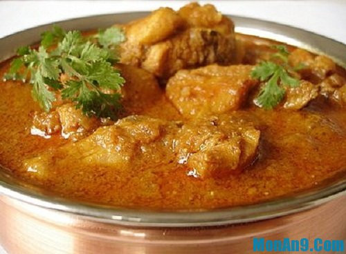 Đổ vào nồi thịt 1 lít nước lọc, nấu sôi. Khi nước sôi, cho các nguyên liệu khoai tây, khoai lang, khoai môn, cà rốt vào nấu thêm khoảng 15 phút. Khi tất cả nguyên liệu đã mềm, cho sữa tươi, nước cốt dừa và cà ri vào khuấy đều. Sau đó cho thêm hành tây và nấm rơm vào nấu thêm 5 phút. Nêm nếm lại gia vị cho vừa miệng. Ảnh: monan9.com.