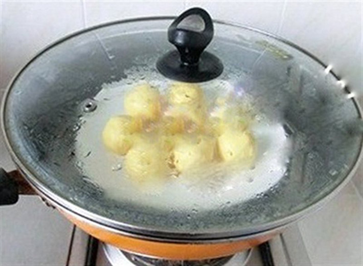 Lấy một ít bột, cán tròn, sau đó cho một viên phô mai vào giữa rồi vo tròn lại. Sau khi vo đủ lượng bánh bí ngô, cho vào nồi chưng cách thủy trong vòng 15 phút rồi để bánh nguội. Ảnh: Cooky.vn.