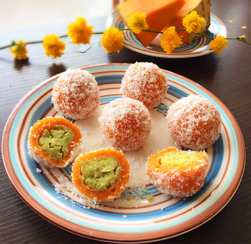 Lăn từng viên bánh qua vừng trắng sau đó ấn dẹt để bánh dễ chiên hơn. Đặt chảo lên bếp, cho vào dầu ăn, đợi dầu nóng thì thả bánh bí đỏ vào chiên với mức lửa vừa, bánh chín vàng đều 2 mặt là được. Ảnh: eva.vn.
