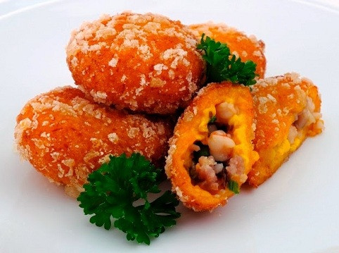 Làm vỏ bánh: Luộc bí, dầm nát trộn với bột nếp cho dẻo dẻo mà không bị dính. chia đều các viên. Cho nhân thịt vào vỏ bánh rồi nặn tròn (phết ít dầu ăn cho bánh bóng). Hấp bánh tầm 20 phút là hoàn thành. Ảnh: 7monngonmoingay.info.