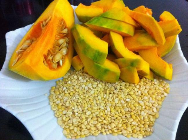 2. Bánh bí đỏ nhân đậu xanh chiên. Nguyên liệu: Bí đỏ, đậu xanh, bột nếp, đường cát, vừng trắng, dầu ăn. Bí đỏ gọt vỏ, cắt thành những miếng nhỏ rồi hấp chín, để nguội. Ảnh: depviet.net.vn.