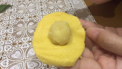 Đậu xanh ngâm 2 tiếng rồi cũng hấp chín. Lấy ra để nguội và trộn đậu xanh cùng đường cát, đem xay nhuyễn. Cho bí đỏ vào máy xay, xay nhuyễn. Ảnh: hatinh24h.com.vn.