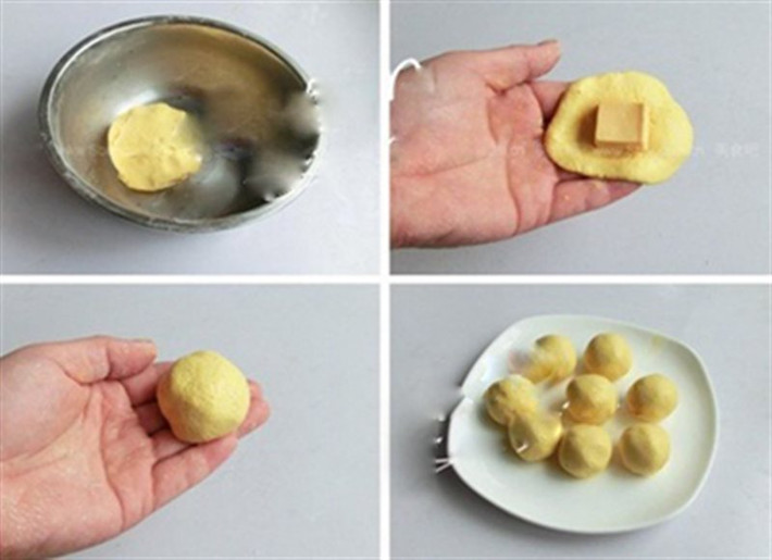 3. Bánh bí đỏ nhân phô mai. Nguyên liệu: Bột gạo nếp, phô mai, bí ngô, dừa nạo, đường. Gọt vỏ bí ngô, cắt thành lát, sau đó hấp cách thủy. Cho bí đang nóng vào bát đã có sẵn bột gạo nếp, thêm một ít đường và trộn đều hỗn hợp trong vòng 10 phút. Ảnh: Cooky.vn.