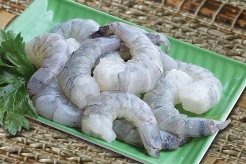 Trứng gà đánh tan, chiên thật mỏng. Bông cải xanh, trắng rửa sạch, để ráo, cắt miếng vừa ăn. Cà rốt gọt vỏ, tỉa hoa, cắt lát mỏng. Trải 1 lớp bóng cá ra khay, phết vào 1 lớp giò mỏng, đặt lên 1 lớp bóng cá, 1 miếng trứng chiên, sau cùng đặt lớp bóng cá lên, cuộn tròn lại, đem hấp chín, cắt lát vừa ăn. Ảnh: thucphamsachfresh.com.