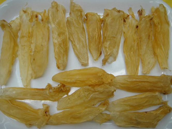 6. Bong bóng cá xào dưa chua. Nguyên liệu: Bong bóng cá, dưa cải chua, hành, gừng, ớt, rau răm, tiêu, hạt nêm, rượu trắng, muối, giấm. Bong bóng cá làm sạch, sau đó rửa lại cho sạch rồi để ra rổ cho ráo nước.