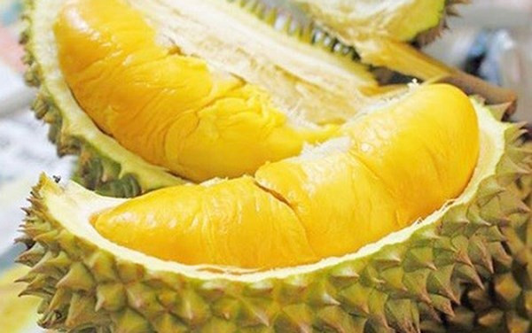 1. Bánh crepe sầu riêng. Nguyên liệu: Bột mì, đường, trứng gà, sữa tươi không đường, nước cốt dừa, kem tươi, sầu riêng. Rây mịn bột mì rồi trộn đều cùng đường cát. Sau đó, cho vào bột 2 quả trứng gà, sữa tươi không đường và nước cốt dừa rồi trộn khuấy đều. Ảnh: VOV.vn.