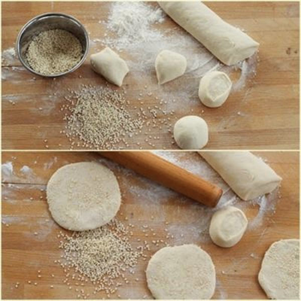 Hòa men đường: Hòa tan 60g đường bột vào nước ấm, sữa tươi. Khuấy cho đường tan hoàn toàn thì cho men nở vào khuấy tiếp, khoảng 10 phút đến khi men nổi lên trên mặt nước là được. Trộn đều bột mỳ, 1 thìa muối vào chậu lớn rồi cho hỗn hợp nước men đường ở trên vào. Dùng tay nhào bột. Ảnh: MomKitty.com.
