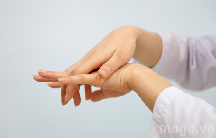 Đặc biệt khi bạn xòe bàn tay sau đó dùng những ngón tay của bàn còn lại cào, ấn nhẹ từ dưới lên trên của lòng bàn tay sẽ giúp làm giảm cơn đau bụng, tránh táo bón, tiêu chảy… Ảnh: mogo.vn.