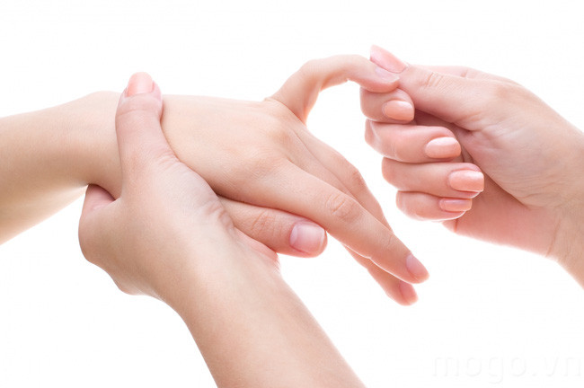 5. Ngón tay út: Ngón tay út sẽ giúp xoa dịu cơn đau tim, làm dịu dây thần kinh trong cơ thể chính vì vậy những người cao tuổi, những người mắc bệnh tim mạch nên massage và nắm chặt ngón tay út hàng ngày. Ảnh: cafef.vn.