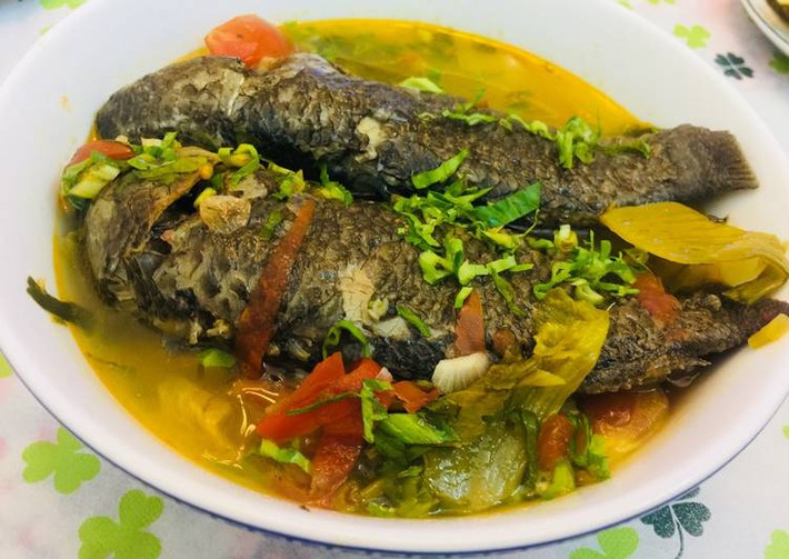 Xào cà chua và dưa xong thì cho nước vào đun sôi, cho cá vào hầm lửa nhỏ cho cá thấm dưa, nếm cho vừa rồi cho ớt vào là hoàn thiện. Ảnh: cookpad.com.