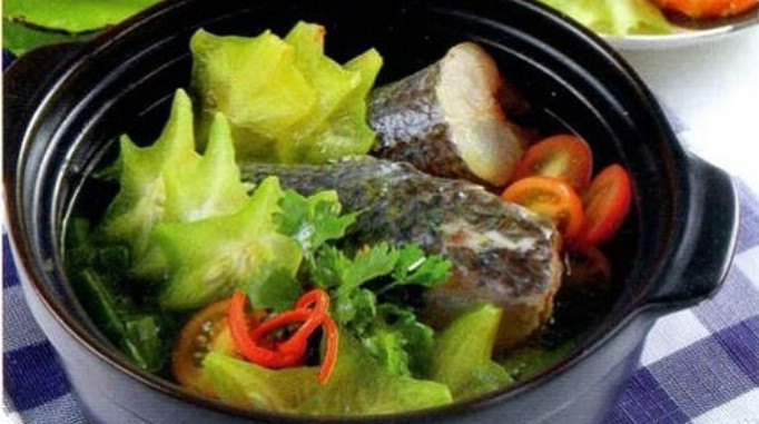 Khế rửa sạch cắt lát. Gừng rửa sạch cắt sợi, lá gừng cắt khúc. Bắc nồi lên bếp cho vào dầu ăn vào cho tỏi, hành vào phi thơm cho thịt vào xào săn. Cho đường vào đảo đều khi đường chuyển vàng thì tắt bếp. Cho khế vào rồi xếp cá lên. Ảnh: cachnaumonan.co