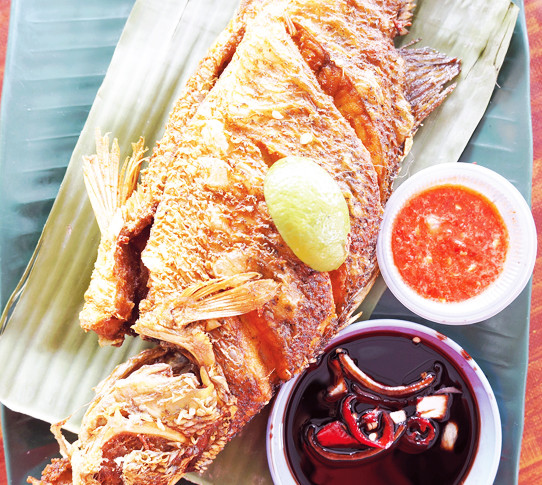 Cho nước mắm, đường, dấm, tỏi, chanh, ớt cho vào chén, khuấy đều, có thể thêm chút nước lọc cho bớt mặn, nêm vừa ăn rồi dọn cùng cá chiên giòn. Món ăn có thể dùng kèm rau xà lách và các loại rau thơm. Ảnh: Carez.com.vn.