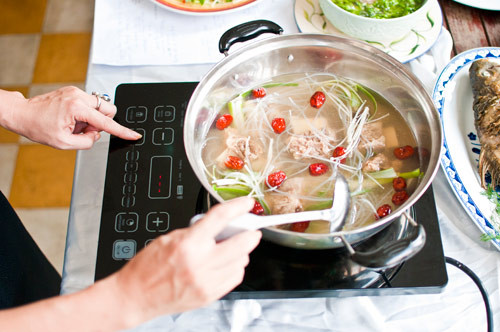 Khi ăn, đặt nồi lẩu lên bếp, dọn đĩa nấm tươi các loại cùng với miến, ăn tới đâu thả miến và nấm tới đó và bỏ hành vào nước lẩu cho thơm. Ảnh: senta.vn.