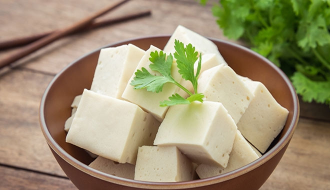 2. Đậu hũ sốt cà với nấm tươi. Nguyên liệu gồm đậu hũ 4 miếng, nấm đông cô tươi 100g, cà chua chín 3 trái, dầu ăn, hành lá, nước mắm, hạt nêm. Ảnh: bestie.vn.