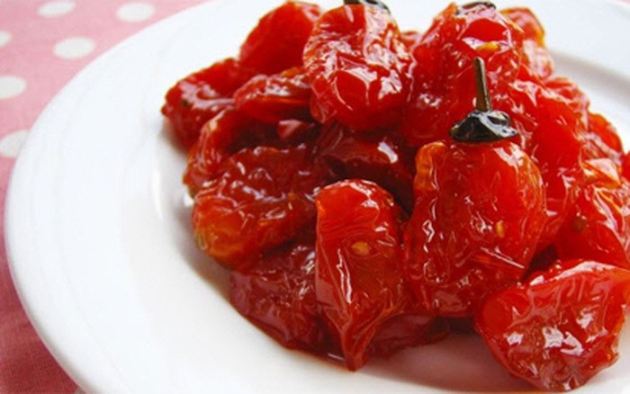 Lúc này món hoa quả sấy dẻo sắp được rồi đó. Gắp cà chua rải đều lên khay sấy, xếp sao cho cà chua không dính chồng lên nhau. Bỏ vào máy sấy chỉnh thời gian và nhiệt độ. Sấy khoảng 1 tiếng là được. Ảnh: aFamily.vn.