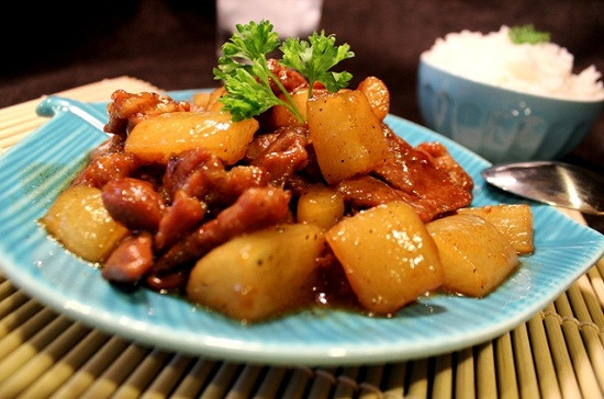Thời gian kho tuỳ bạn muốn thịt mềm như thế nào. Trước khi thịt chín mềm khoảng 7-8 phút, cho củ cải vào kho cùng. Đến khi củ cải chín mềm, thêm chút nước mắm cho thơm và nêm nếm lại cho vừa ăn. Tắt bếp, thêm chút gừng thái sợi, rắc xíu tiêu là được. Ảnh: toinayangi.vn.