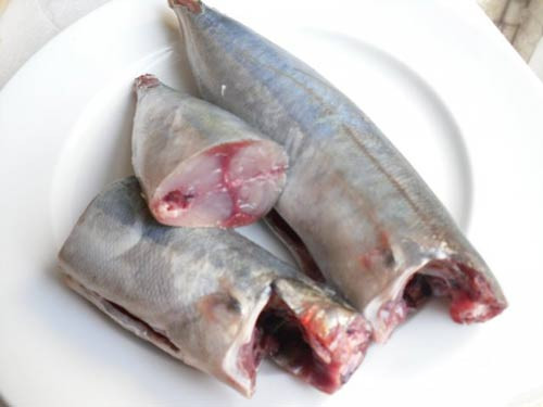 2. Cá nục kho củ cải. Nguyên liệu: Cá nục, củ cải, hành tây, tỏi, gừng, rượu trắng, bột ớt, tương ớt, cơm muối, nước mắm, hành boa rô, tiêu. Nước dùng gồm tảo biển khô và cá cơm khô. Đun sôi 10 phút rồi thêm củ cải. Ảnh: baomoi.com.