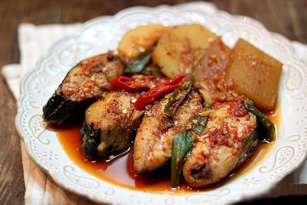 Cá cắt khúc vừa ăn rồi thả cá vào nồi. Sau đó cho tất cả gia vị đun thêm 20 phút nữa. Cuối cùng cho hành boa rô vào rồi ăn với cơm nóng. Ảnh: cakholangvudai.com.