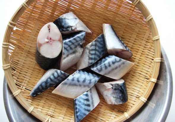 3. Cá thu kho củ cải. Nguyên liệu: Cá thu, củ cải, hành tây, tỏi, gừng, gia vị. Sơ chế cá thu sạch. Củ cải rửa sạch, cắt miếng vừa ăn, thao tác tương tự với hành tây. Cho củ cải, cá thu và hành tây vào nồi. Băm nhỏ tỏi và gừng rồi đem trộn cùng xì dầu, ớt bột và đường với nhau để làm sốt. Ảnh: toinayangi.vn.