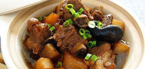 Tiếp theo đổ củ cải vào đảo cùng, nêm gia vị, lửa nhỏ đậy kín nắp để sườn và củ cải thấm gia vị. Đun đến khi sườn và củ cải thấm đều gia vị, nêm nếm lại tùy theo khẩu vị của bạn, tắt bếp, rắc hành lá thái nhỏ vào. Đảo đều, múc ra dĩa dùng làm món mặn ăn với cơm. Ảnh: Thegioi360.vn.