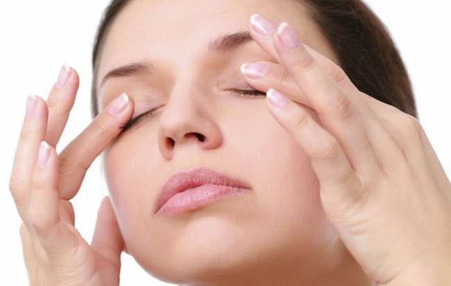 Xoa hai ổ mắt: Úp hai bàn tay lấy hai ngón tay trỏ và giữa xoa vòng quanh mắt theo chiều kim đồng hồ (không đè mạnh vào mắt) xoa mỗi lần 20 - 30 vòng. Ảnh: tintuconline1.com.