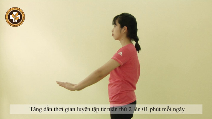 Vẩy mạnh hai tay ra sau hợp với thân mình một góc 60 độ, hai bàn tay vẩy lên trên và phải làm hết sức mình đồng thời nhíu hậu môn lại và thót lên được tính là một lần vẩy tay, ngày nên tập hai lần và nên tập lúc bụng không no. Ảnh: youtube.com.