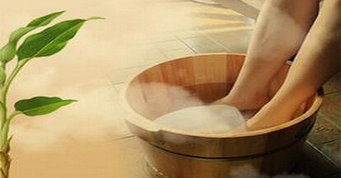 5. Ngâm chân bằng nước nóng: Ngâm chân trong nước nóng ở nhiệt độ khoảng 40 - 45 độ C ngày một vài lần, mỗi lần 20 - 30 phút. Ảnh: dkn.tv.