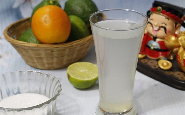 2. Chanh muối: Đối với trẻ nhỏ bài thuốc này hơi khó sử dụng vì thuốc có vị hơi đắng, chúng ta có thể thêm một chút mặt ong pha nước để cho trẻ uống bài thuốc này áp dụng cho trẻ chưa bị biến chứng loét niêm mạc miệng. Ảnh: www.cooky.vn.