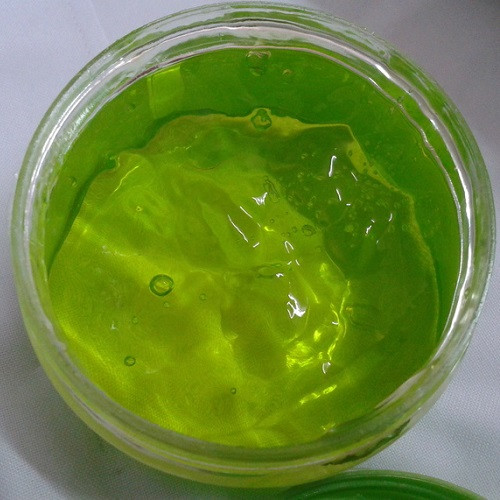 Các chị có thể dùng thêm gel từ lá nha đam để thoa lên miệng và tay chân bé rồi đưa ngay vào bệnh viện gần nhà. Ảnh: Pimichi.com.