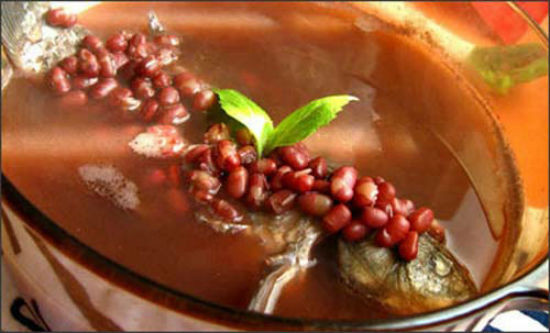 Đậu đỏ ngâm nước 4 giờ, gạo nếp vo sạch. Cho đậu đỏ, gạo nếp vào nước cá diếc đun đến khi gạo nở, cho mì chính. Ngày ăn một bát chia ăn vài lần. Công dụng: Kiện tỳ ích vị, ích thủy tiêu thũng. Ảnh: 6monngonmoingay.com.
