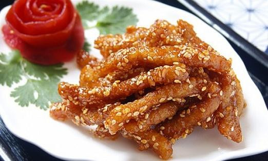 Công dụng: Bổ khí, điều hòa chức năng dạ dày, trợ tỳ bổ cơ, nhuận ngũ tạng. làm đen tóc, thích hợp với người can thận, tinh huyết kém, tóc bạc sớm, đau lưng mỏi gối, táo bón...Ảnh: 7monngonmoingay.net.