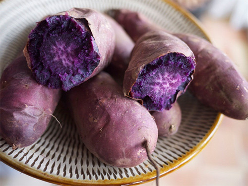 3. Chè hạt kê, hạt sen khoai lang tím. Nguyên liệu: Khoai lang tím, hạt sen, hạt kê, đường phèn, nước cốt dừa, dừa nạo, bột năng. Hạt kê ngâm nước ấm khoảng 2 tiếng, hạt sen khô ngâm 4-5 tiếng cho nở mềm. Ảnh: soha.vn.